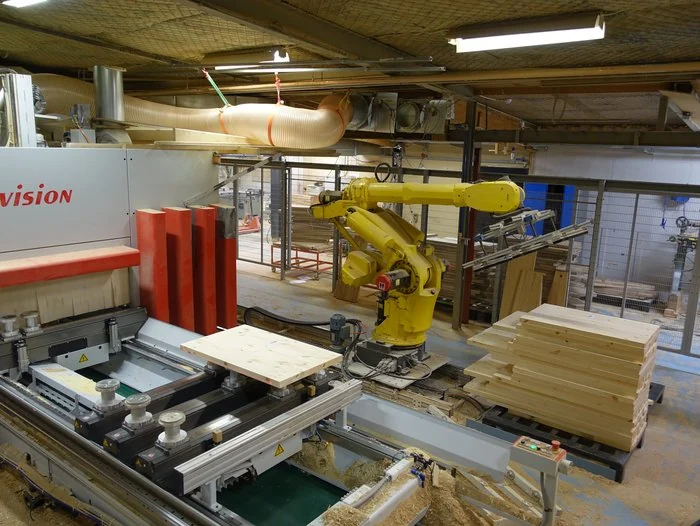 Roboter an einer CNC-Produktionszelle