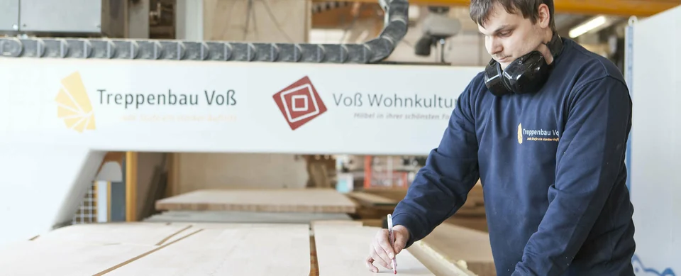 Collaboratore di Treppenbau Voß al lavoro su componenti in legno